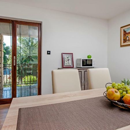 Apartment Nika Ровин Екстериор снимка