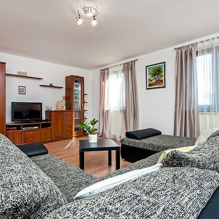 Apartment Nika Ровин Екстериор снимка