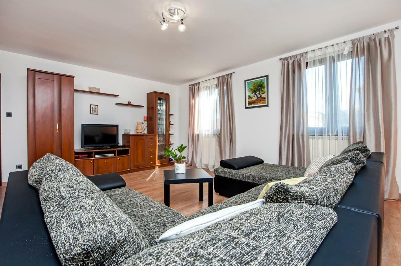 Apartment Nika Ровин Екстериор снимка