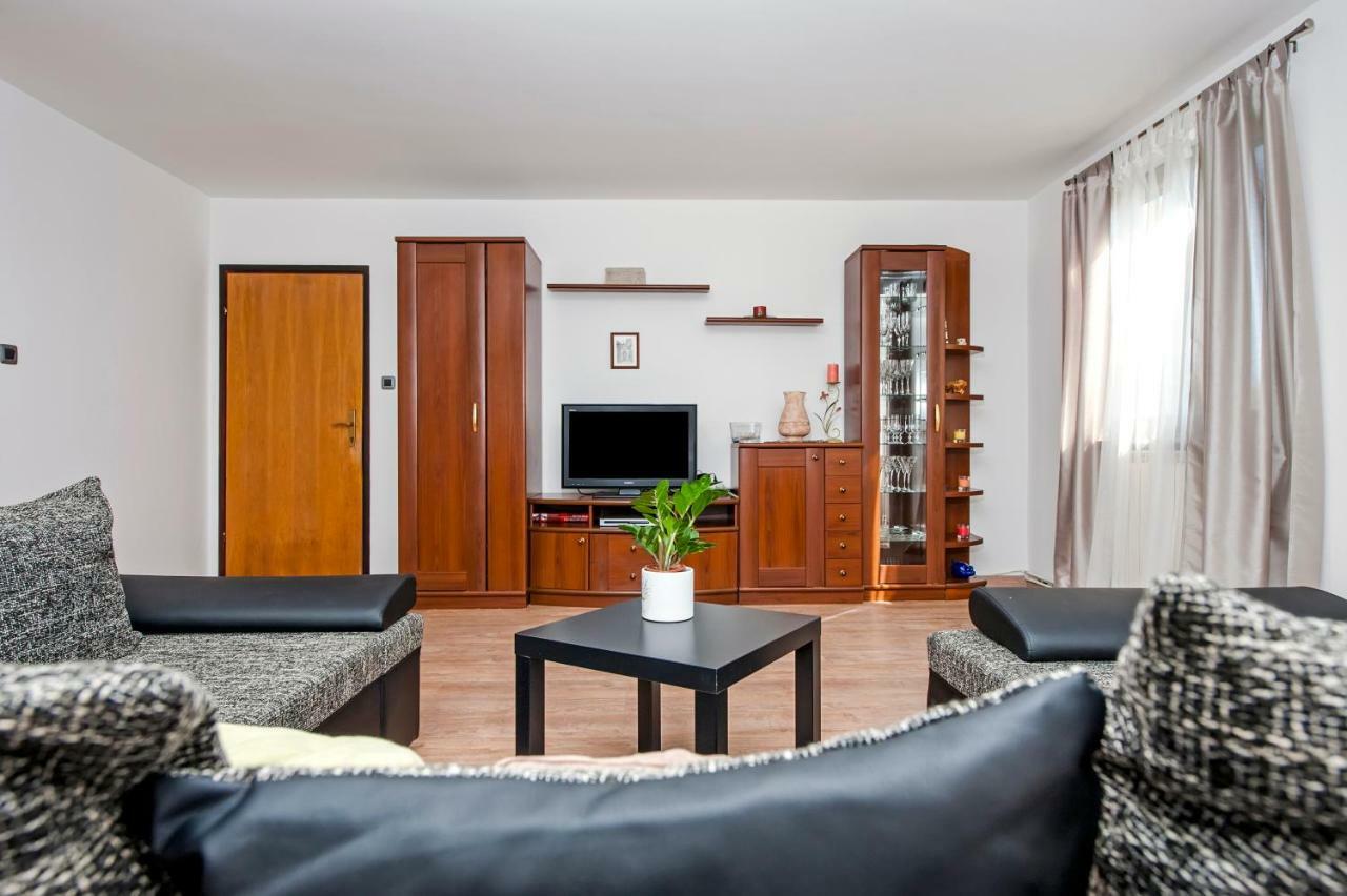 Apartment Nika Ровин Екстериор снимка