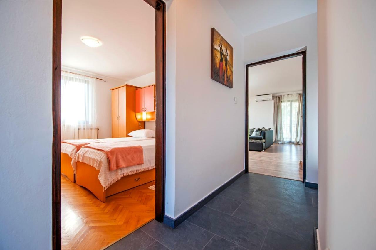 Apartment Nika Ровин Екстериор снимка