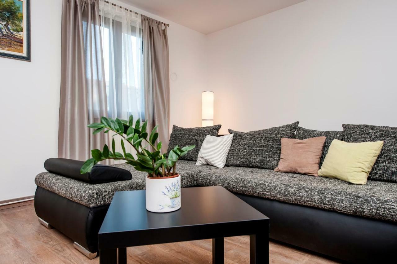 Apartment Nika Ровин Екстериор снимка