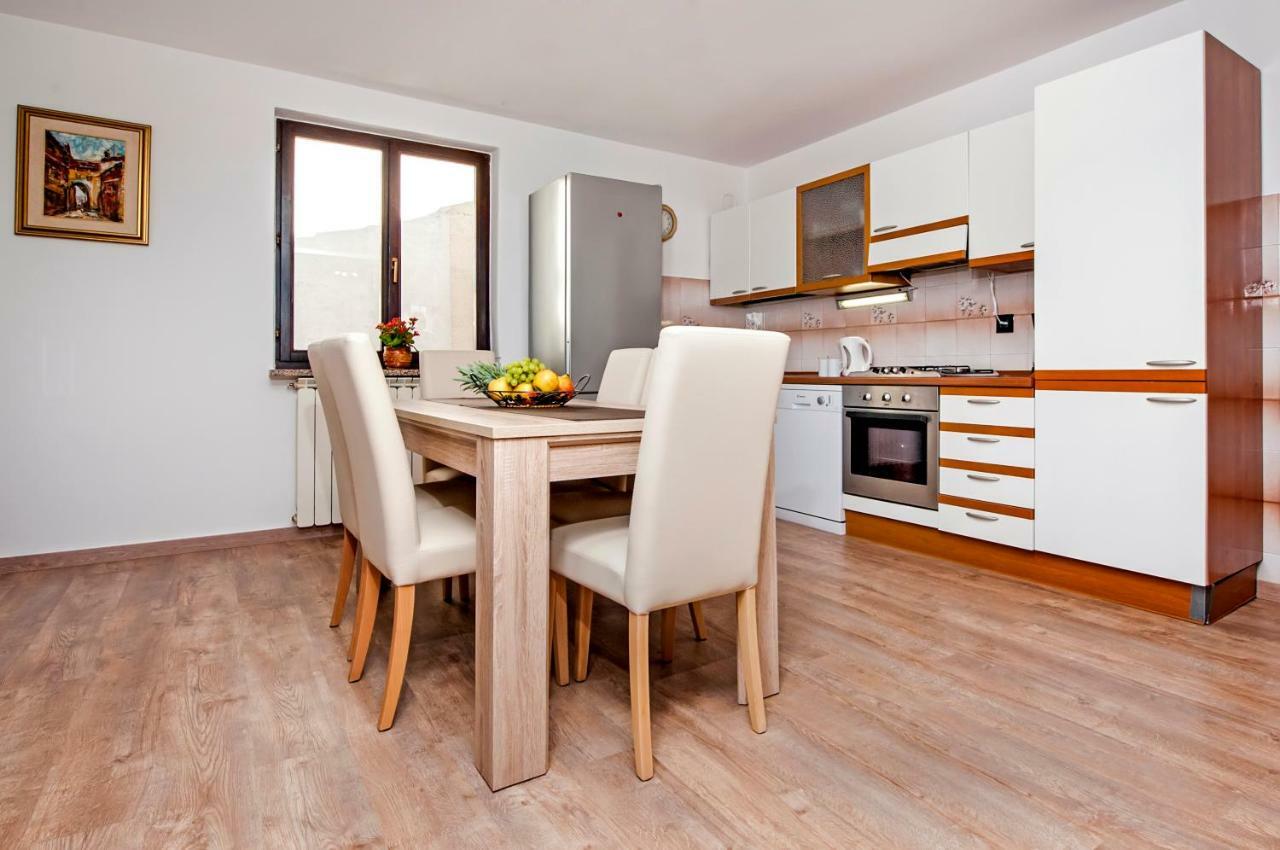 Apartment Nika Ровин Екстериор снимка